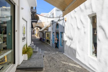Santorini Yunanistan, 17 Eylül 2020: Fira 'da bir sokak, Santorini' de bir sürü restoranı ve alışverişi olan en büyük şehir. Cyclades Adaları, Yunanistan