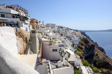 Santorini Yunanistan, 17 Eylül 2020: Fira, Santorini 'de geleneksel Kiklad mimarisi. Cyclades Adaları, Yunanistan