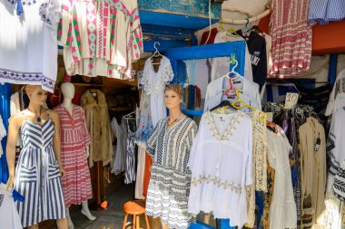 Santorini Yunanistan, 17 Eylül 2020: Yunanistan 'ın Santorini kentindeki Fira' da giysi mağazası