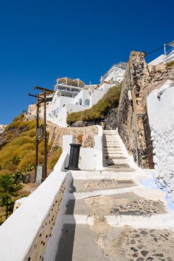 Santorini Yunanistan, 17 Eylül 2020: Santorini Adası 'ndaki Fira' da merdivenli yürüyüş yolu. Cyclades, Yunanistan