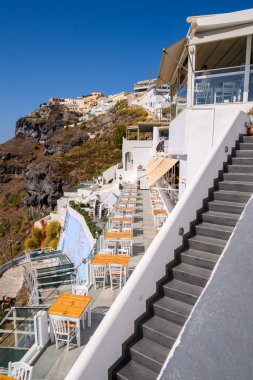 Santorini Yunanistan, 17 Eylül 2020: Fira, Santorini Adası 'ndaki Yunan deniz kenarı restoranı. Cyclades, Yunanistan