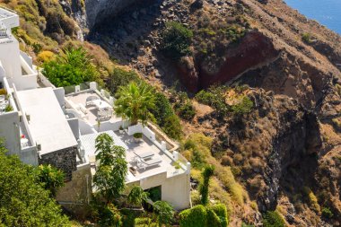 Fira 'da, Santorini Adası' ndaki yazlıkların beyaz balkonları. Cyclades, Yunanistan