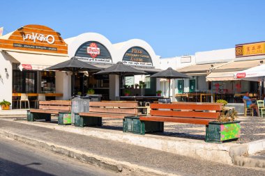 Santorini Yunanistan, 17 Eylül 2020: Fira 'nın merkezi, Santorini' nin ana şehri. Cyclades Adaları, Yunanistan