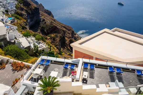 太阳漫步在圣托里尼岛上菲拉的一家典型的夏季酒店 希腊Cyclades — 图库照片