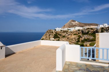 Ege Denizi 'ne ve Folegandros Adası' ndaki Chora kasabasına bakan tipik bir Yunan yazlık villasının beyazlatılmış terası. Yunanistan