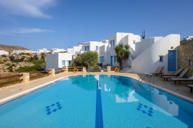 Folegandros, Yunanistan - 23 Eylül 2020: Folegandros Adası 'nda tipik bir Kiklad mimarisi olan yüzme havuzlu tatil oteli. Yunanistan