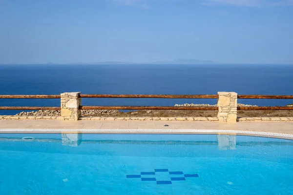 假日游泳池俯瞰大海 暑假的概念 — 图库照片