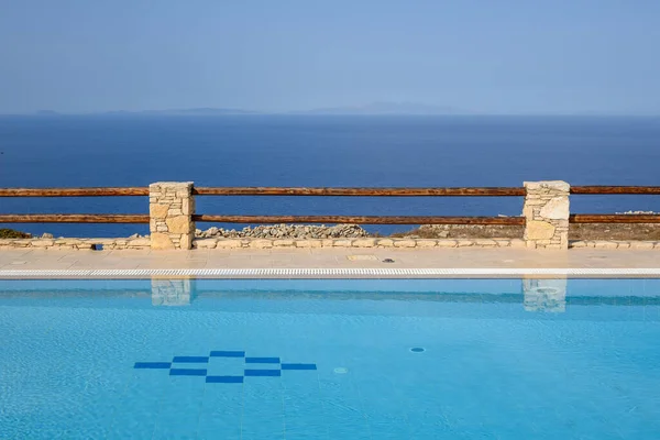 有水晶水和海景的夏季游泳池 暑假的概念 — 图库照片