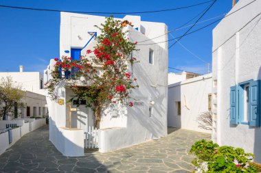 Folegandros Adası, Cyclades Adaları 'ndaki güzel Chora kasabasında beyazlatılmış kiklad caddesi, Yunanistan