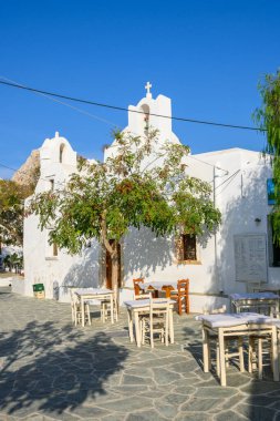 Folegandros, Yunanistan - 23 Eylül 2020: Folegandros Adası 'ndaki kilise ve restoranların bulunduğu küçük bir meydan. Cyclades, Yunanistan
