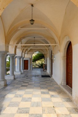 Paros, Yunanistan - 27 Eylül 2020: Lefkes 'teki Agia Triada Bizans Kilisesi' nin avlusu, Kiklad, Yunanistan