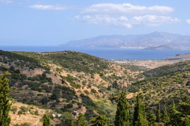 Paros adasının resimli manzarası. Arka planda Naxos Adası var. Cyclades Adaları, Yunanistan