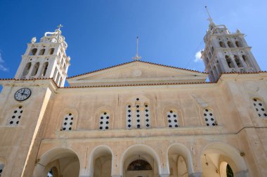 Agia Triada Kilisesi, Yunanistan 'ın Cyclades kentindeki Paros Adası' ndaki Lefkes dağlık köyündeki Bizans tapınağı.