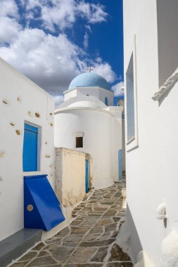 Yunanistan 'ın Kiklad adasındaki Lefkes köyünde Yunan mimarisinin yer aldığı sokak manzarası