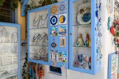 Paros, Yunanistan - 27 Eylül 2020: Yunanistan 'ın Paros Adası' ndaki Lefkes 'te sokakta Yunan hatırası