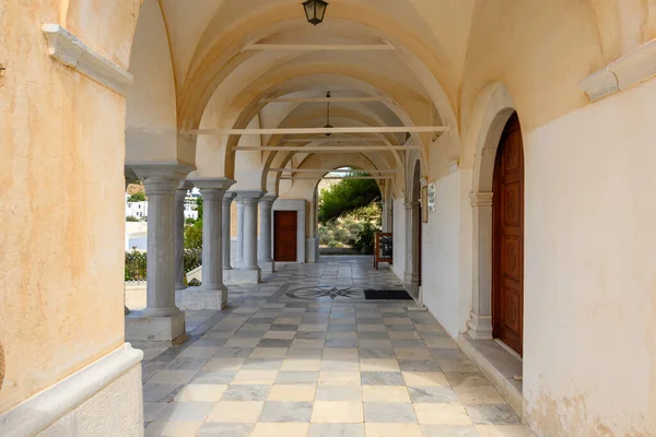 希腊帕洛斯 2020年9月27日 希腊Cyclades帕洛斯岛上Lefkes的Agia Triada拜占廷教堂院子里的柱子和拱门 — 图库照片
