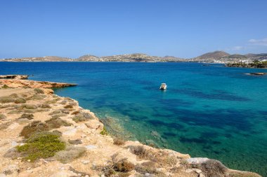 Kristal ve turkuaz suyla Picturesque Paros Körfezi. Paros Adası, Kiklad, Yunanistan