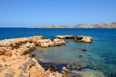 Paros Adası, Kiklad, Yunanistan 'ın kristal turkuaz sularıyla Rocky sahili