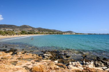 Paros, Yunanistan - 27 Eylül 2020: Piso Aliki plajı Paros, Aliki köyü yakınlarında turkuaz suları olan kumlu bir sahil. Paros Adası, Kiklad, Yunanistan
