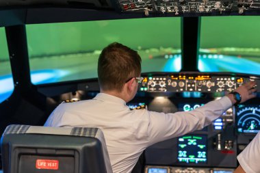 Gdansk, Polonya - 06 Aralık 2020: Pilotların eğitimi için uçuş simülatörü eğitmeni.