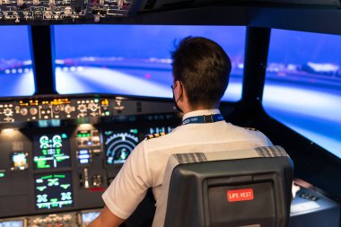 Gdansk, Polonya - 06 Aralık 2020: Pilotların eğitimi için uçuş simülatörü eğitmeni.