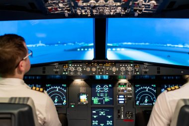 Gdansk, Polonya - 06 Aralık 2020: Pilotların eğitimi için uçuş simülatörünün aydınlatılmış kokpiti.