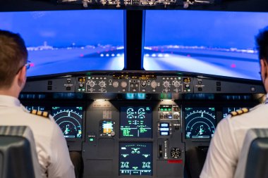Gdansk, Polonya - 06 Aralık 2020: Kokpiti ve pilotu olan yolcu uçağının simülatörü