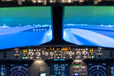 Gdansk, Polonya - 06 Aralık 2020: Pilotların eğitimi için uçuş simülatörünün aydınlatılmış kokpiti.