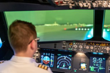 Gdansk, Polonya - 06 Aralık 2020: Pilotların eğitimi için modern uçuş simülatörü.