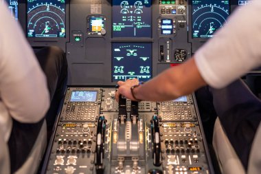 Gdansk, Polonya - 06 Aralık 2020: Pilotların eğitimi için uçuş simülatörünün aydınlatılmış kokpiti.