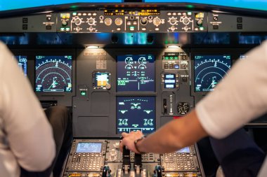 Gdansk, Polonya - 06 Aralık 2020: Pilotların eğitimi için uçuş simülatörünün aydınlatılmış kokpiti.