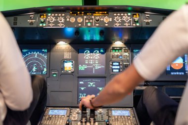 Gdansk, Polonya - 06 Aralık 2020: Pilotların eğitimi için uçuş simülatörünün aydınlatılmış kokpiti.