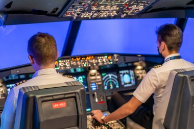 Gdansk, Polonya - 06 Aralık 2020: Pilotların eğitimi için modern uçuş simülatörü.