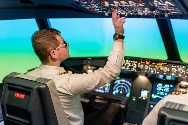 Gdansk, Polonya - 06 Aralık 2020: Pilotların eğitimi için uçuş simülatörü eğitmeni.