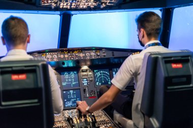 Gdansk, Polonya - 06 Aralık 2020: Pilotların eğitimi için modern uçuş simülatörü.