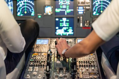 Gdansk, Polonya - 06 Aralık 2020: Pilotların eğitimi için uçuş simülatörünün aydınlatılmış kokpiti.