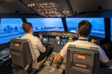 Gdansk, Polonya - 06 Aralık 2020: Kokpiti ve pilotu olan yolcu uçağının simülatörü