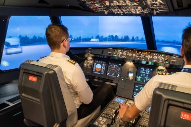 Gdansk, Polonya - 06 Aralık 2020: Eğitim sırasında uçuş simülatör kabininde eğitmen