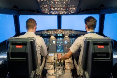 Gdansk, Polonya - 06 Aralık 2020: Pilotların eğitimi için modern uçuş simülatörü.