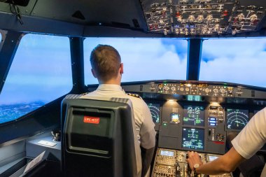 Gdansk, Polonya - 06 Aralık 2020: Kokpiti ve pilotu olan yolcu uçağının simülatörü