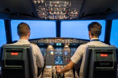 Gdansk, Polonya - 06 Aralık 2020: Kokpiti ve pilotu olan yolcu uçağının simülatörü
