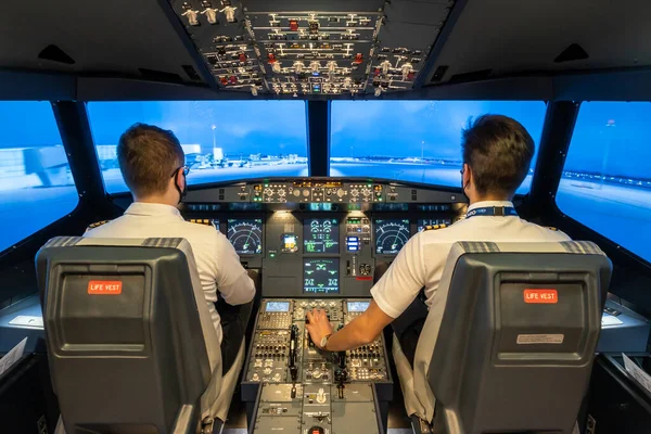 Gdansk, Polonya - 06 Aralık 2020: Pilotların eğitimi için modern uçuş simülatörü.