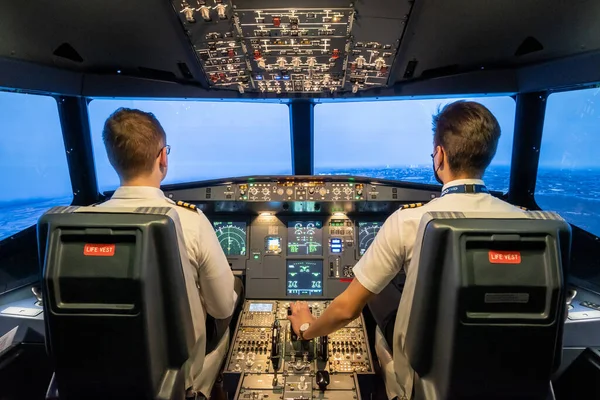 Gdansk, Polonya - 06 Aralık 2020: Pilotların eğitimi için modern uçuş simülatörü.