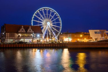 Gdansk, Polonya - Aralık 06, 2020: Gdansk 'ın eski kasabasındaki Motlawa Nehri' nde dönme dolap. Polonya.
