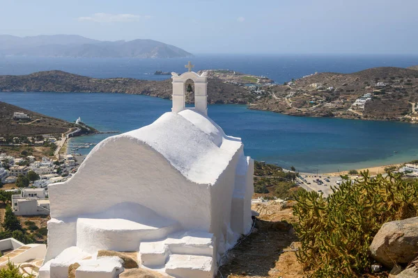 Una Pequeña Capilla Blanca Cima Una Colina Centro Ciudad Chora — Foto de Stock