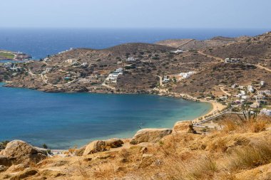 Ios 'un güzel körfezi. Ios Adası, Ege Denizi 'nde popüler bir turizm merkezidir. Cyclades Adaları, Yunanistan