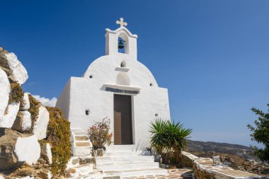 Ios Adası 'ndaki Chora şehir merkezindeki bir tepenin üstünde küçük beyaz bir şapel. Cyclades, Yunanistan