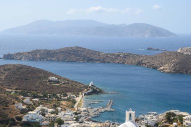 Körfezin ve Ios Adası 'nın ana limanının manzarası. Arkadaki Sikinos Adası. Cyclades, Yunanistan
