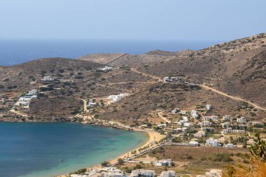 Ios Adası 'nın kuzey kıyısının yumuşak yamaçları. Cyclades, Yunanistan