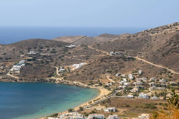 Ios Adası 'nın kuzey kıyısının yumuşak yamaçları. Cyclades, Yunanistan